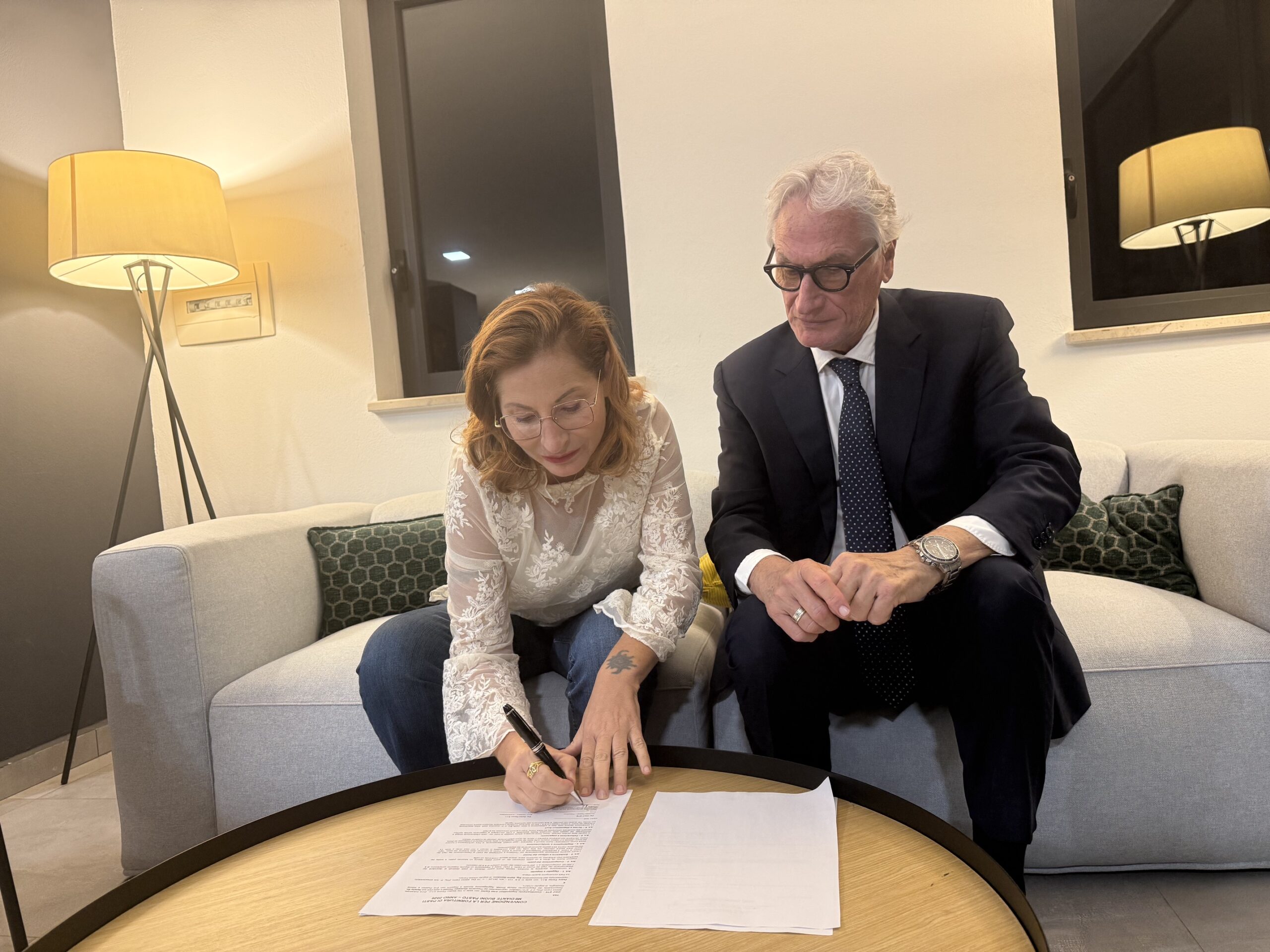 Natalia Re mentre firma la convenzione con Dolceforno