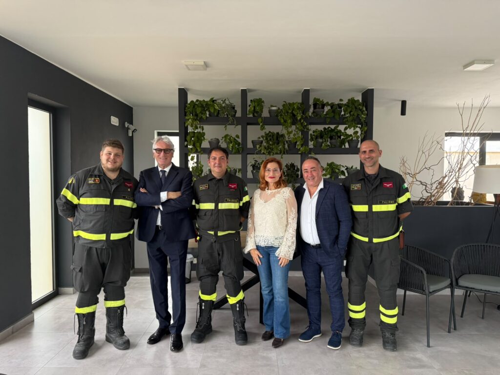 Il presidente Pezzati, Natalia Re e Fabio Terzo con alcuni vigili del fuoco del distaccamento di Carini