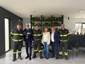 Il presidente Pezzati, Natalia Re e Fabio Terzo con alcuni vigili del fuoco del distaccamento di Carini
